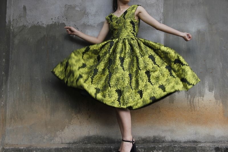 Minimalist High-Waist Pleat Skirt
